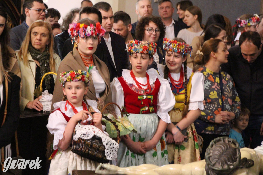 Tak to robi Radzionków. Święcenie pokarmów w śląskich strojach