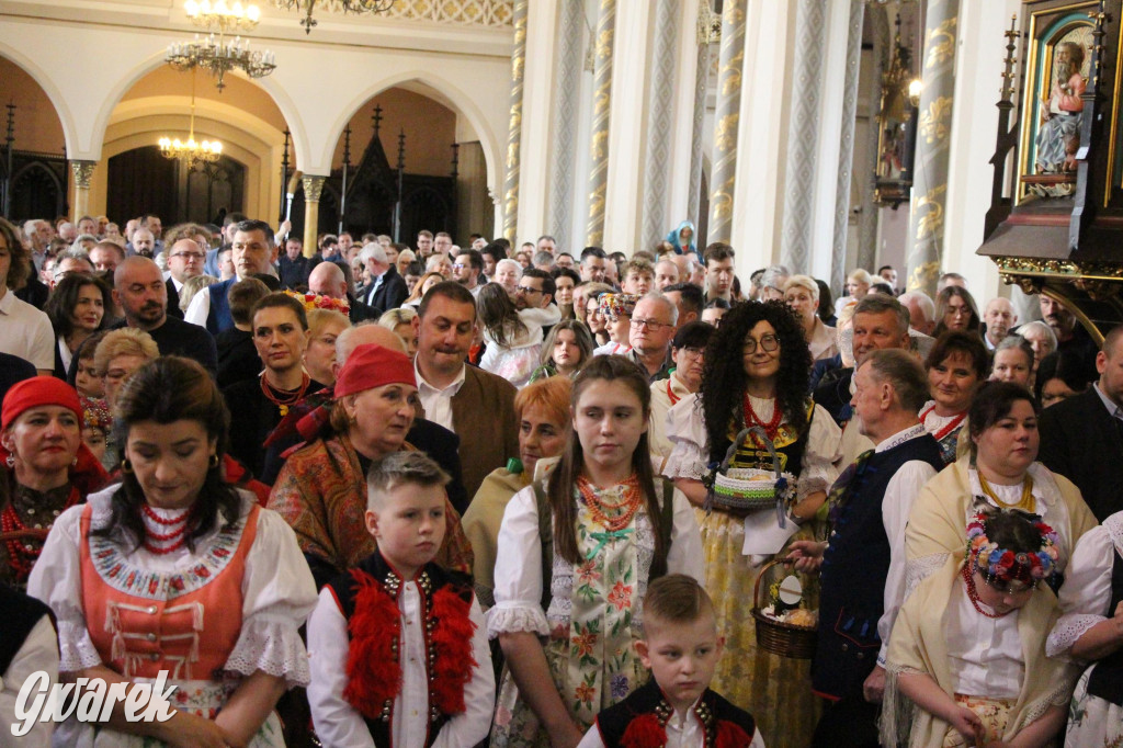 Tak to robi Radzionków. Święcenie pokarmów w śląskich strojach