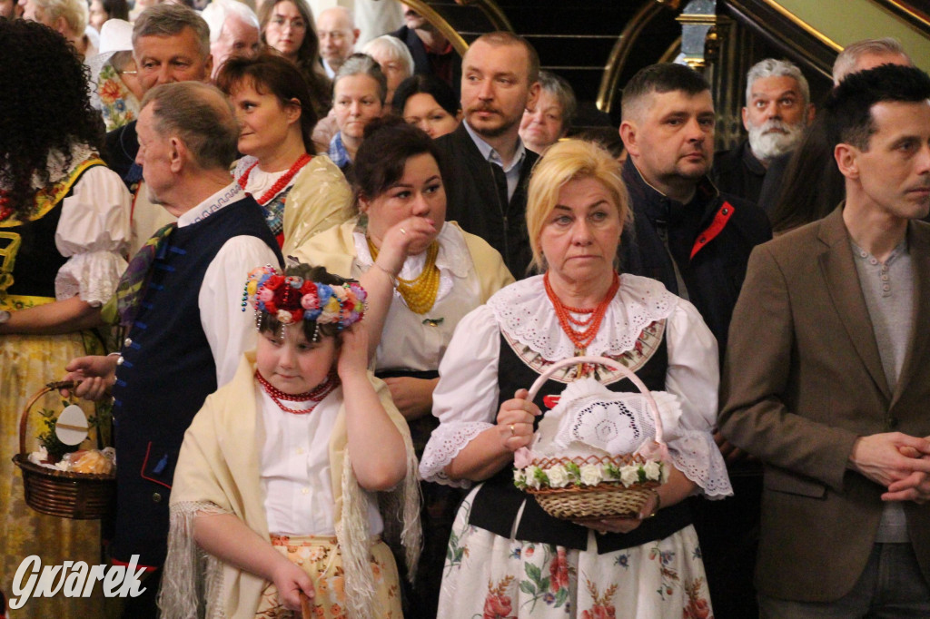 Tak to robi Radzionków. Święcenie pokarmów w śląskich strojach