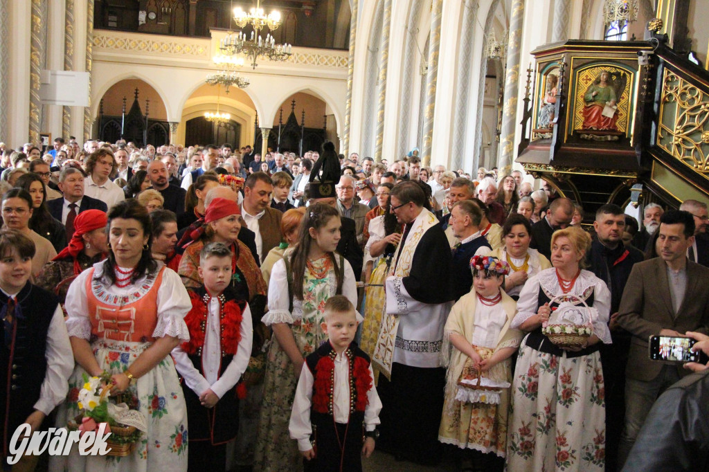 Tak to robi Radzionków. Święcenie pokarmów w śląskich strojach