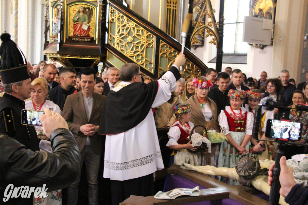 Tak to robi Radzionków. Święcenie pokarmów w śląskich strojach