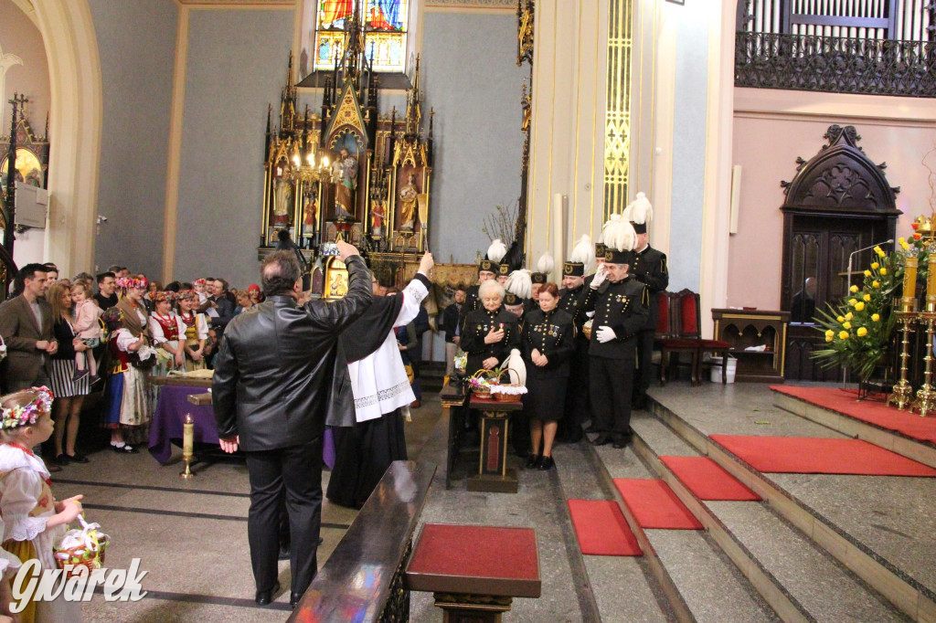 Tak to robi Radzionków. Święcenie pokarmów w śląskich strojach
