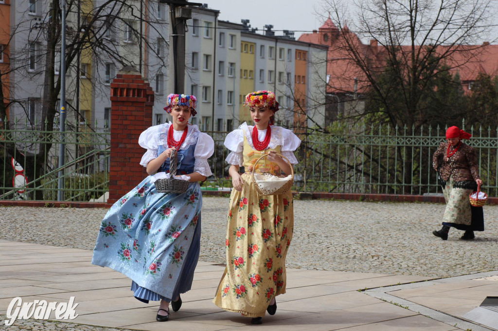 Tak to robi Radzionków. Święcenie pokarmów w śląskich strojach
