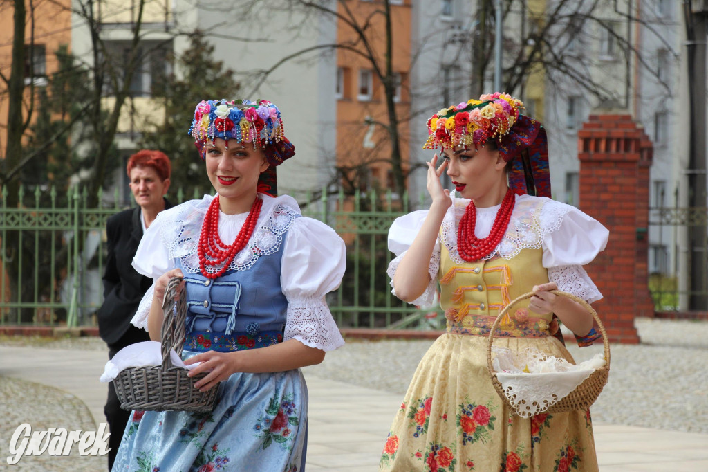 Tak to robi Radzionków. Święcenie pokarmów w śląskich strojach
