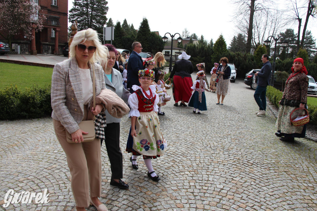 Tak to robi Radzionków. Święcenie pokarmów w śląskich strojach