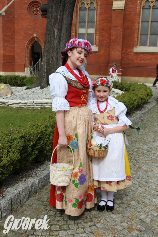 Tak to robi Radzionków. Święcenie pokarmów w śląskich strojach