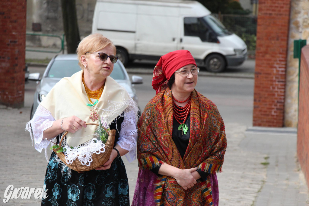 Tak to robi Radzionków. Święcenie pokarmów w śląskich strojach