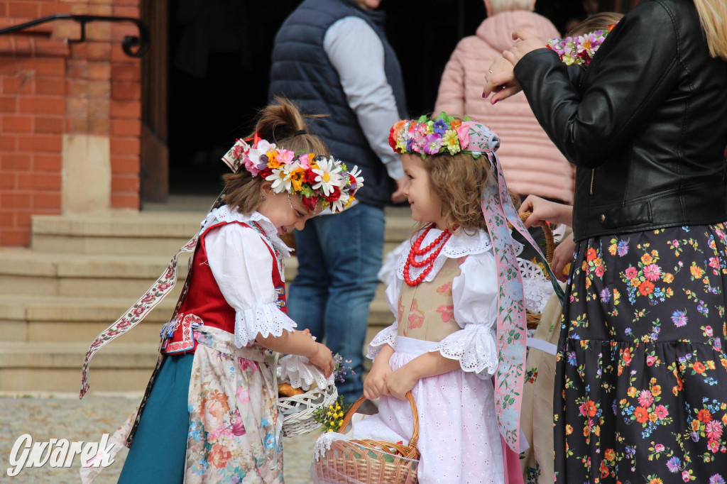Tak to robi Radzionków. Święcenie pokarmów w śląskich strojach