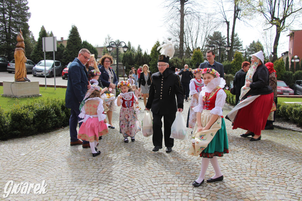 Tak to robi Radzionków. Święcenie pokarmów w śląskich strojach