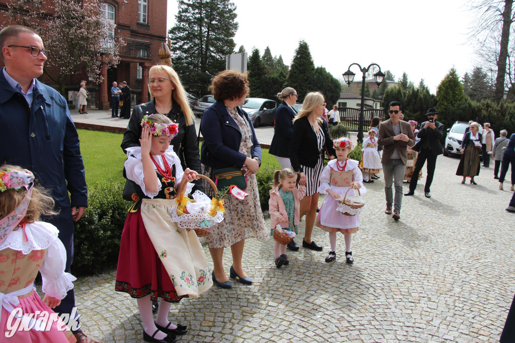 Tak to robi Radzionków. Święcenie pokarmów w śląskich strojach