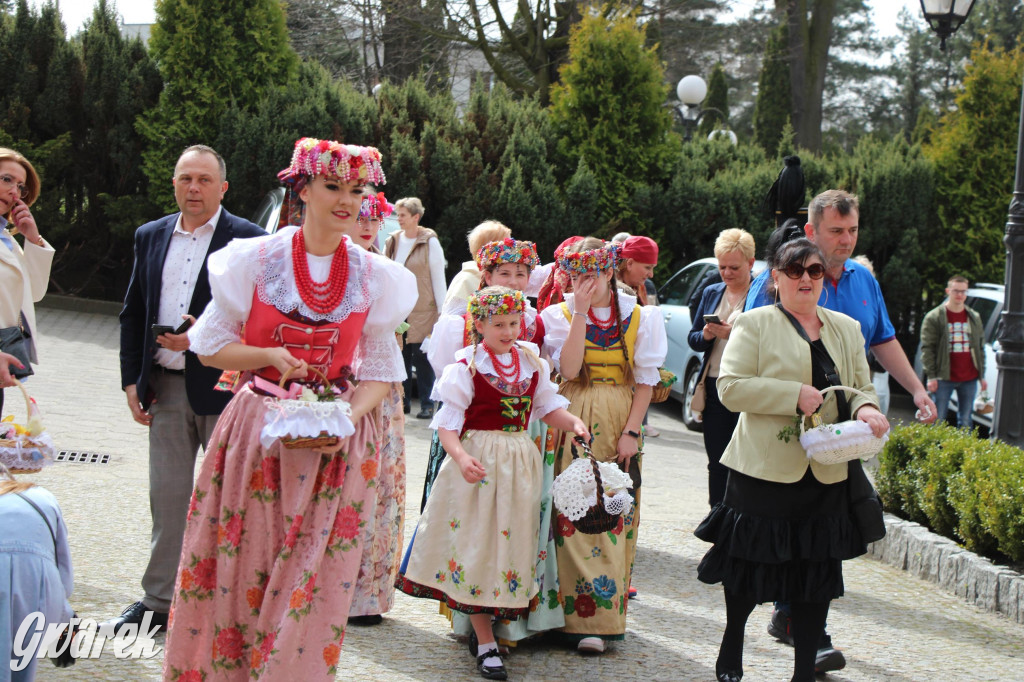 Tak to robi Radzionków. Święcenie pokarmów w śląskich strojach