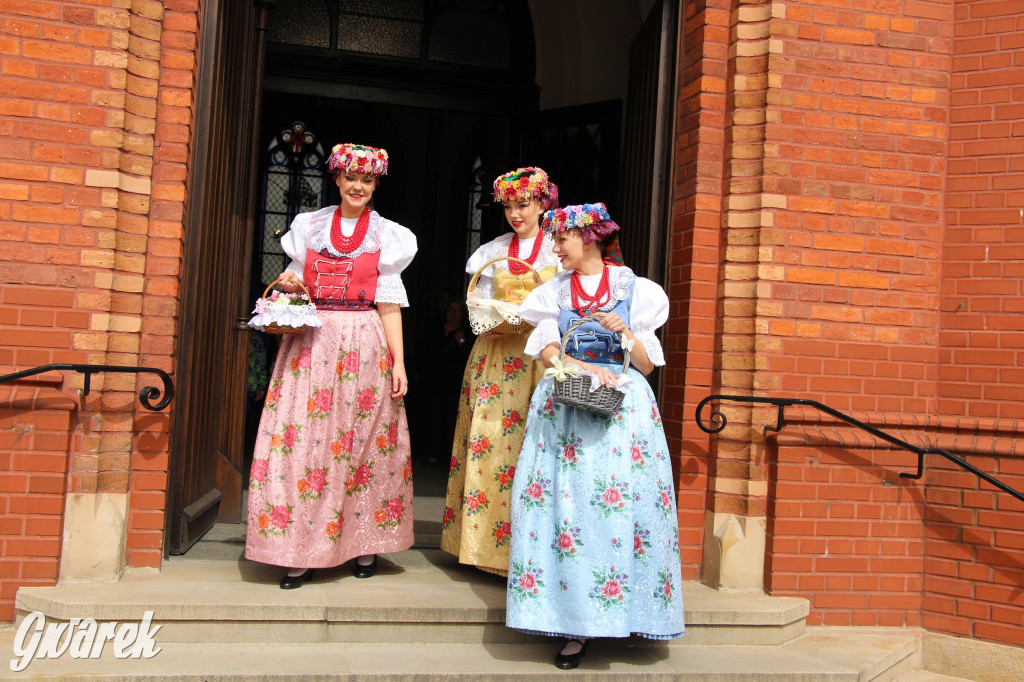 Tak to robi Radzionków. Święcenie pokarmów w śląskich strojach