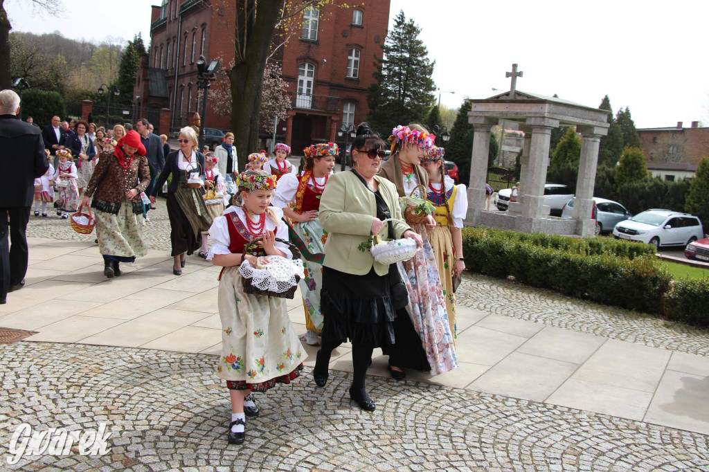 Tak to robi Radzionków. Święcenie pokarmów w śląskich strojach