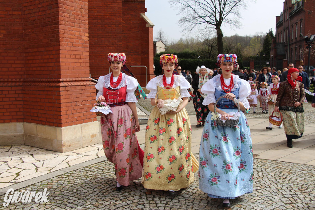 Tak to robi Radzionków. Święcenie pokarmów w śląskich strojach