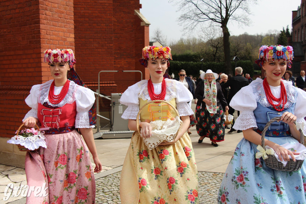Tak to robi Radzionków. Święcenie pokarmów w śląskich strojach