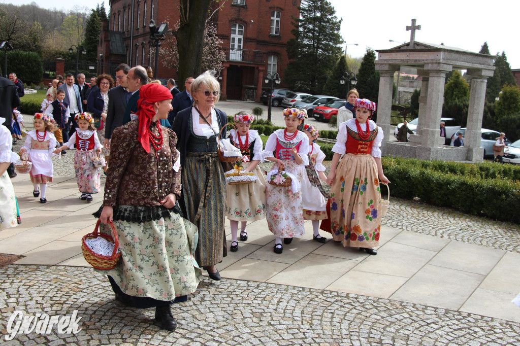 Tak to robi Radzionków. Święcenie pokarmów w śląskich strojach