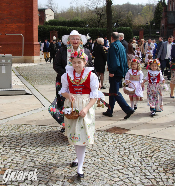 Tak to robi Radzionków. Święcenie pokarmów w śląskich strojach