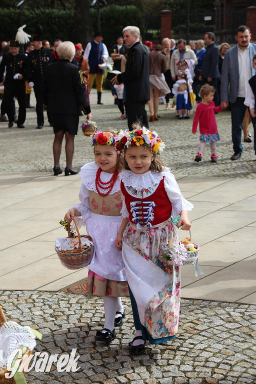 Tak to robi Radzionków. Święcenie pokarmów w śląskich strojach