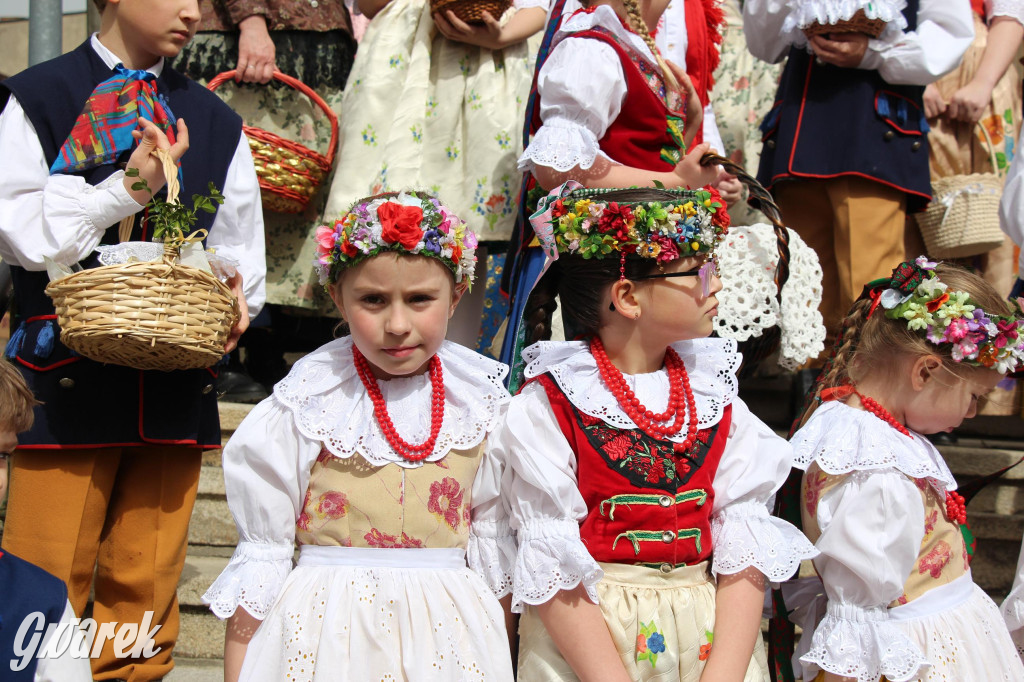 Tak to robi Radzionków. Święcenie pokarmów w śląskich strojach