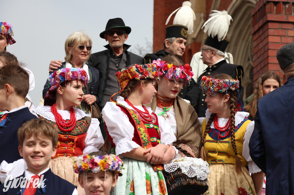 Tak to robi Radzionków. Święcenie pokarmów w śląskich strojach