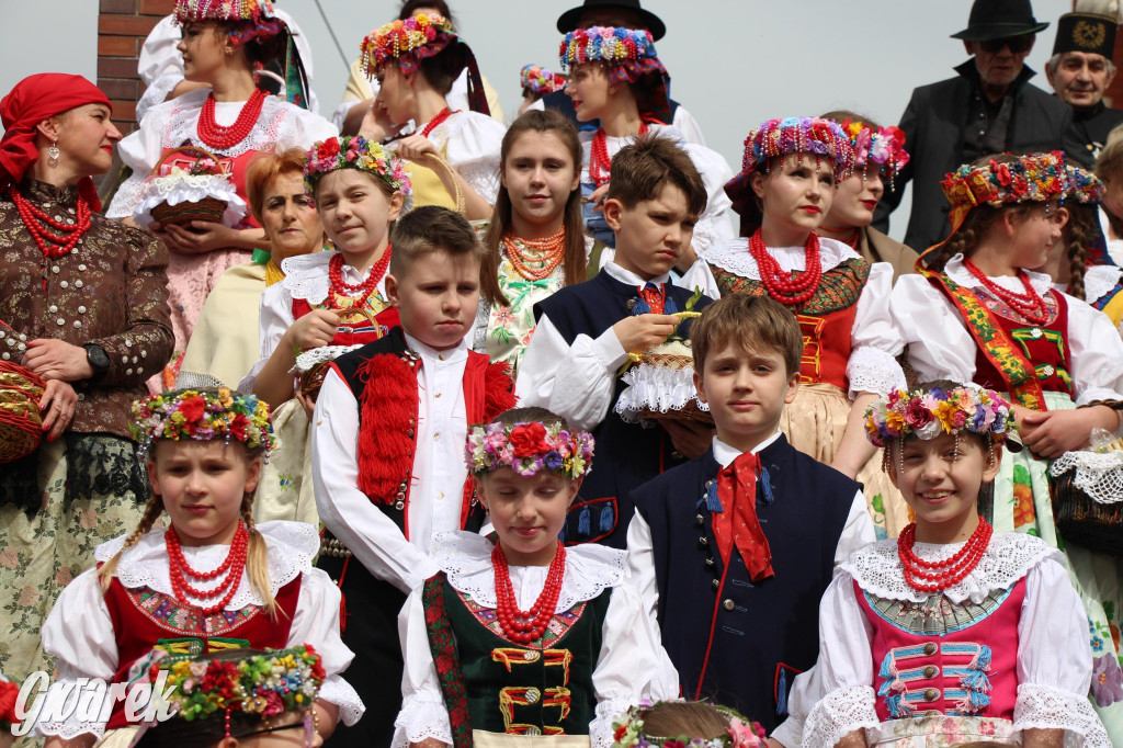 Tak to robi Radzionków. Święcenie pokarmów w śląskich strojach