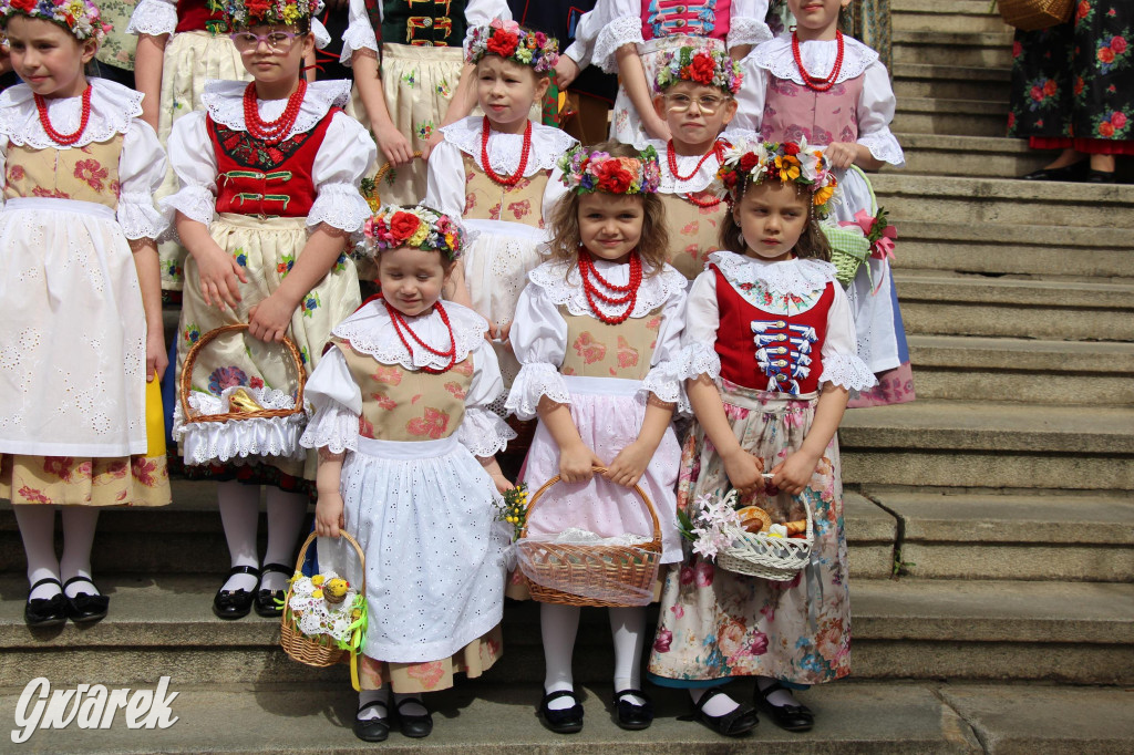 Tak to robi Radzionków. Święcenie pokarmów w śląskich strojach