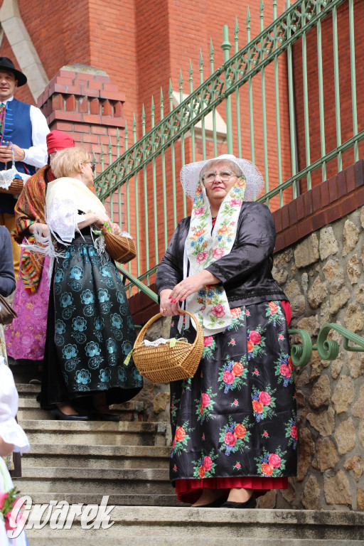 Tak to robi Radzionków. Święcenie pokarmów w śląskich strojach
