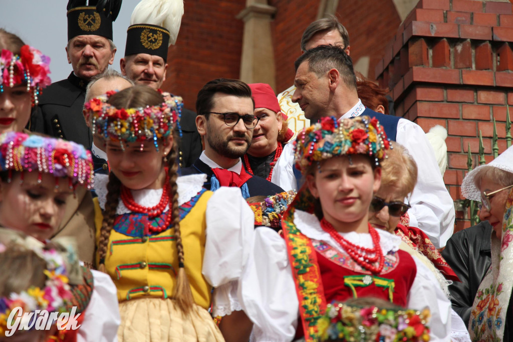 Tak to robi Radzionków. Święcenie pokarmów w śląskich strojach