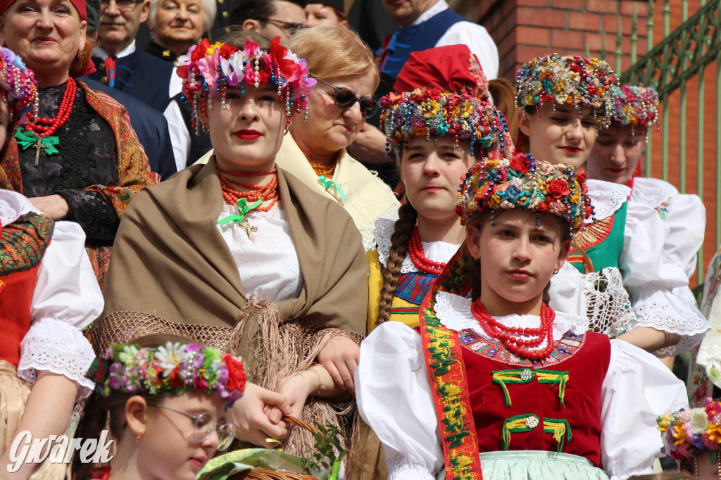 Tak to robi Radzionków. Święcenie pokarmów w śląskich strojach