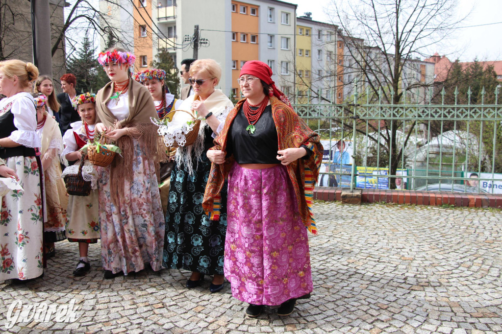 Tak to robi Radzionków. Święcenie pokarmów w śląskich strojach