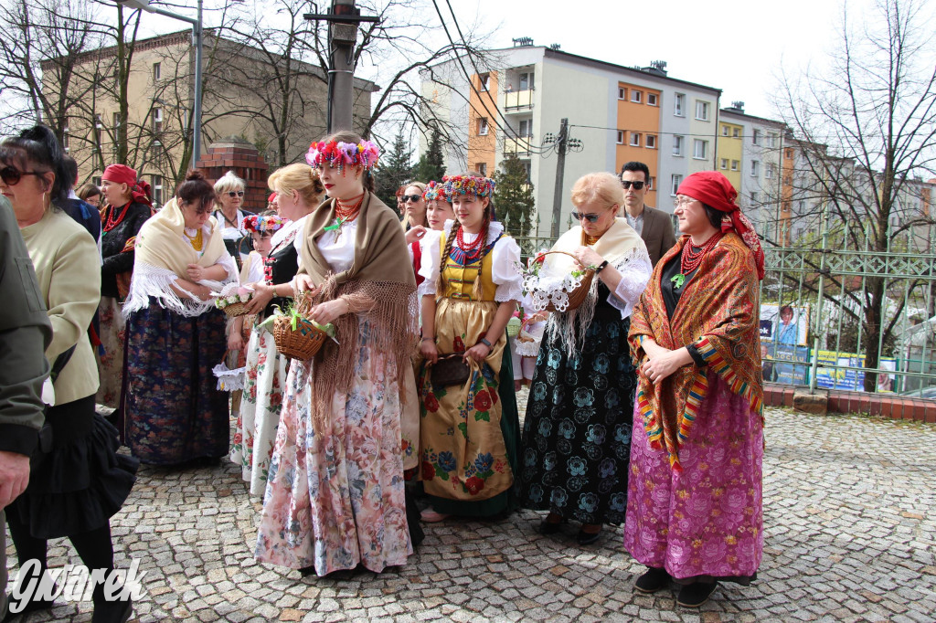 Tak to robi Radzionków. Święcenie pokarmów w śląskich strojach