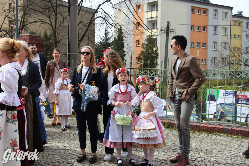 Tak to robi Radzionków. Święcenie pokarmów w śląskich strojach