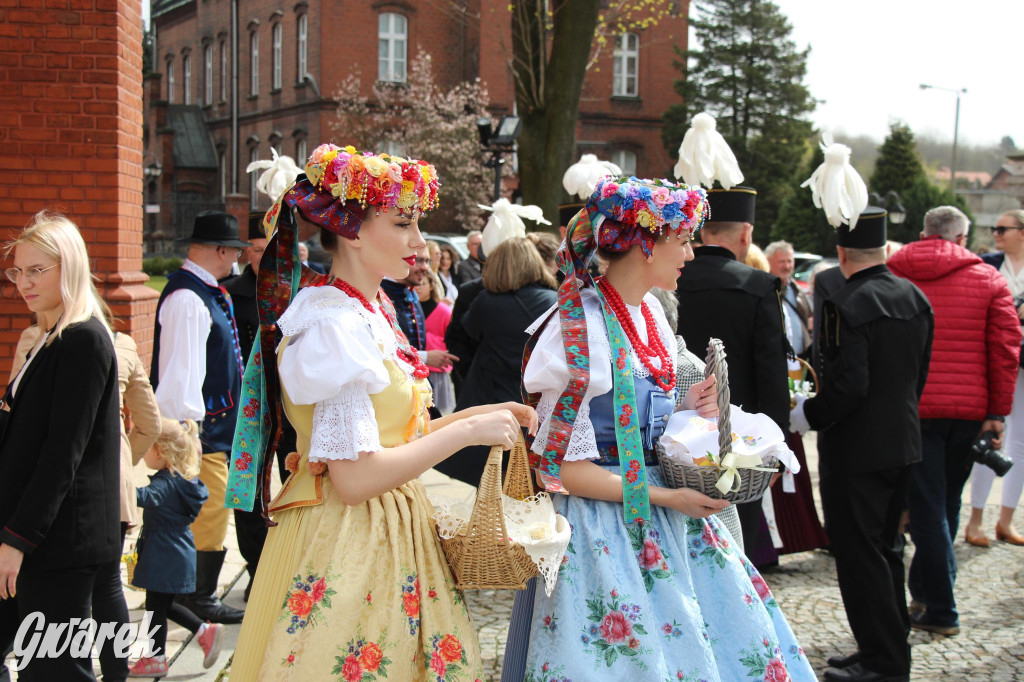 Tak to robi Radzionków. Święcenie pokarmów w śląskich strojach