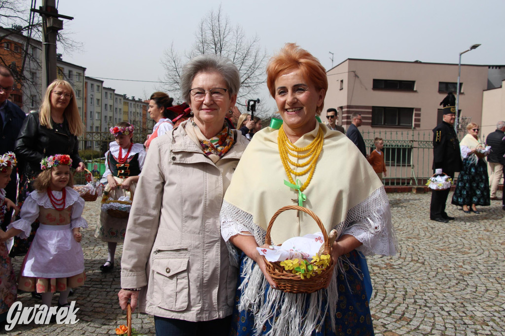 Tak to robi Radzionków. Święcenie pokarmów w śląskich strojach