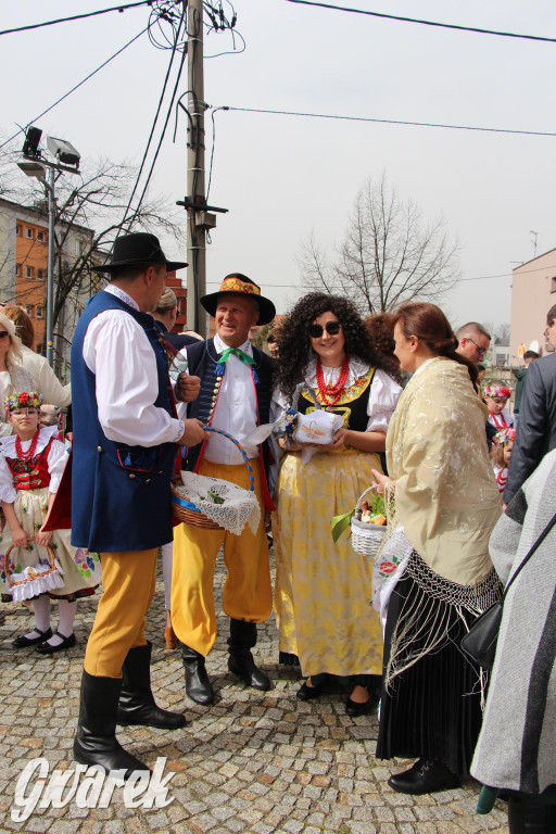 Tak to robi Radzionków. Święcenie pokarmów w śląskich strojach