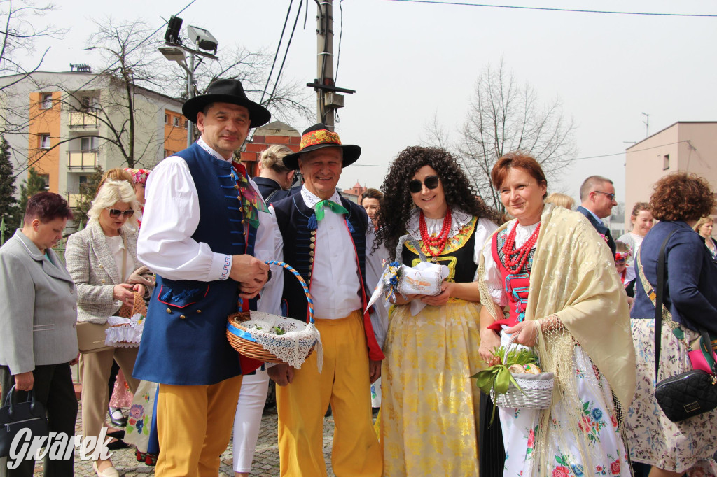 Tak to robi Radzionków. Święcenie pokarmów w śląskich strojach