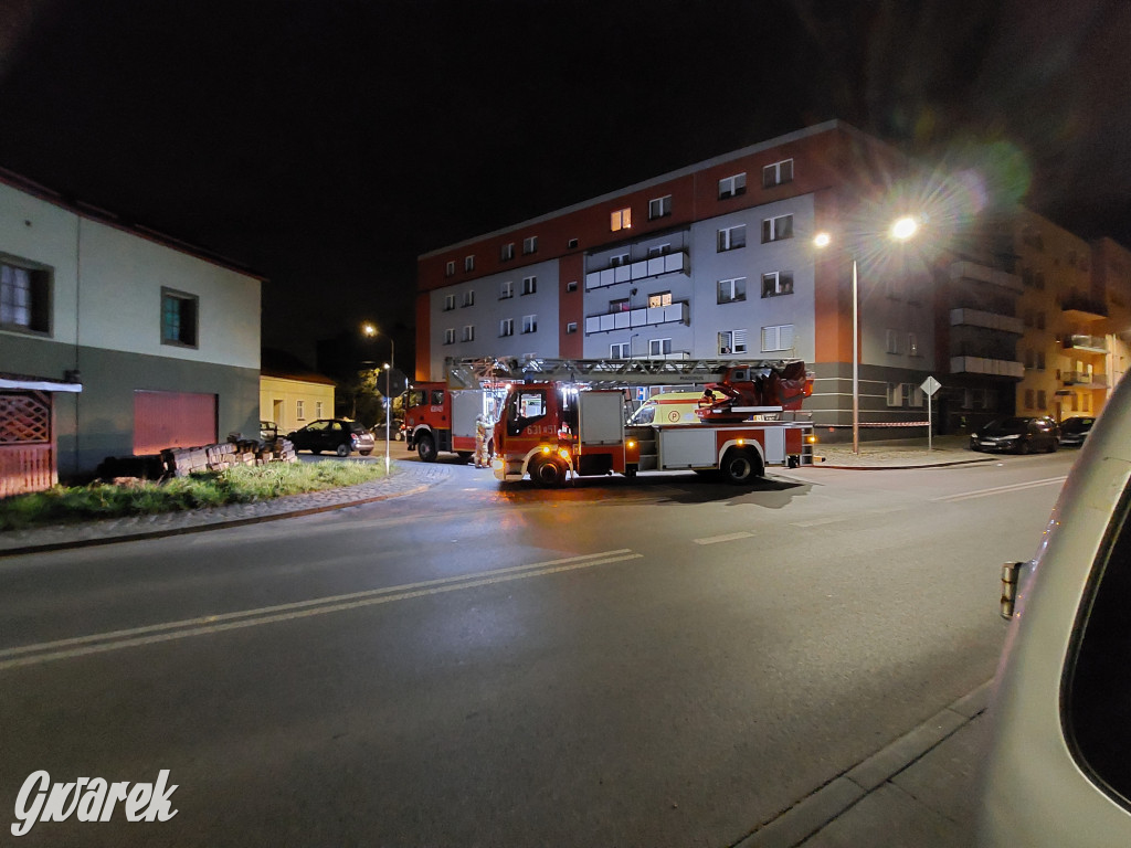 Tarnowskie Góry. 16-latek chciał skakać z balkonu