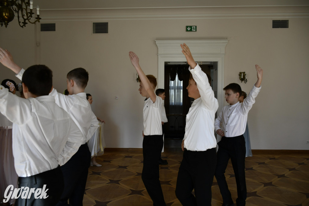 Pół roku prób i polonez uczniów Jedenastki [FOTO]