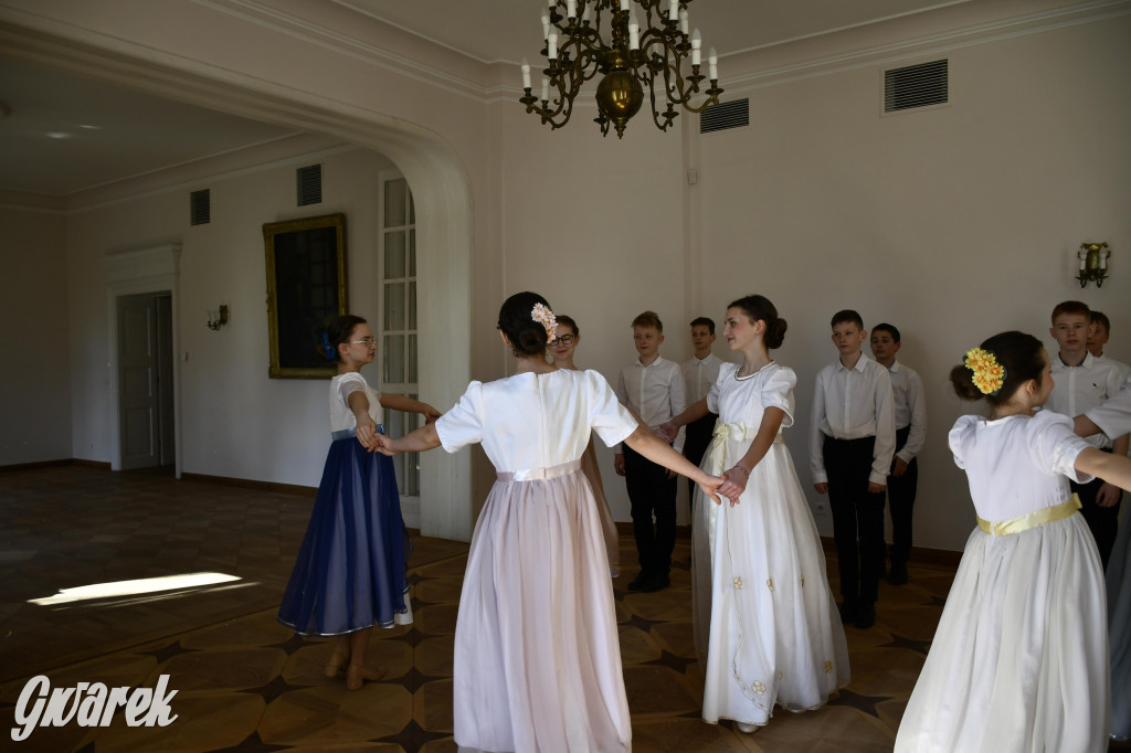 Pół roku prób i polonez uczniów Jedenastki [FOTO]