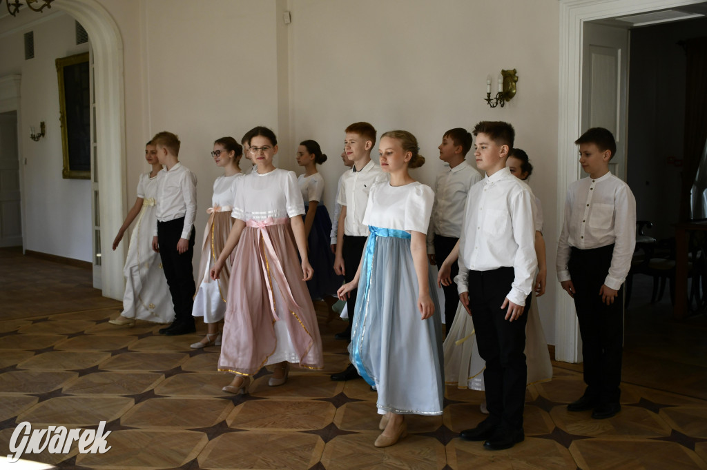 Pół roku prób i polonez uczniów Jedenastki [FOTO]