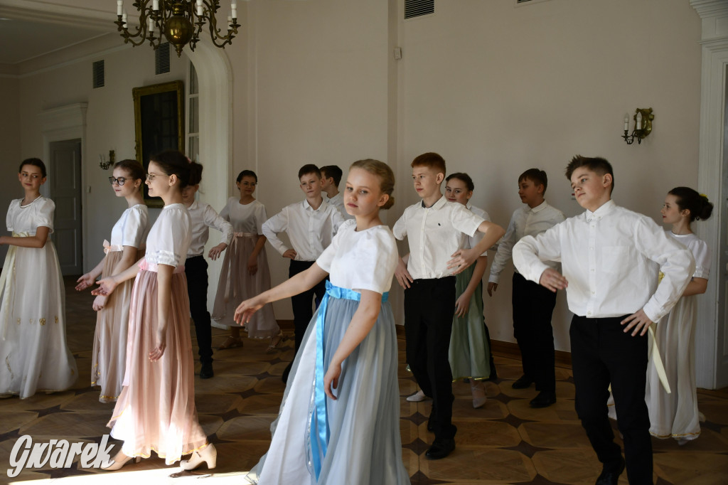 Pół roku prób i polonez uczniów Jedenastki [FOTO]