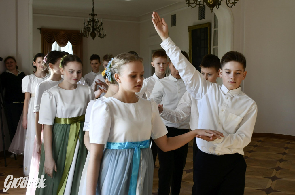 Pół roku prób i polonez uczniów Jedenastki [FOTO]