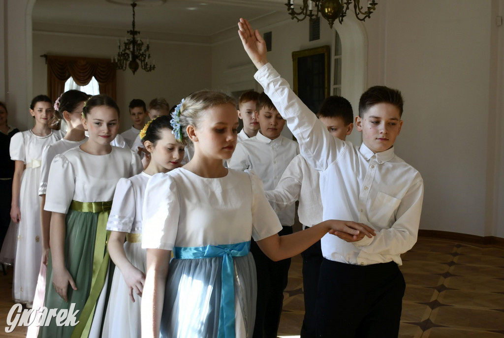 Pół roku prób i polonez uczniów Jedenastki [FOTO]