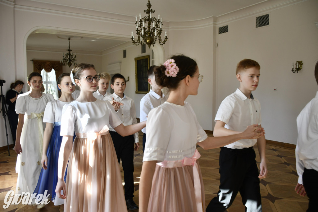 Pół roku prób i polonez uczniów Jedenastki [FOTO]