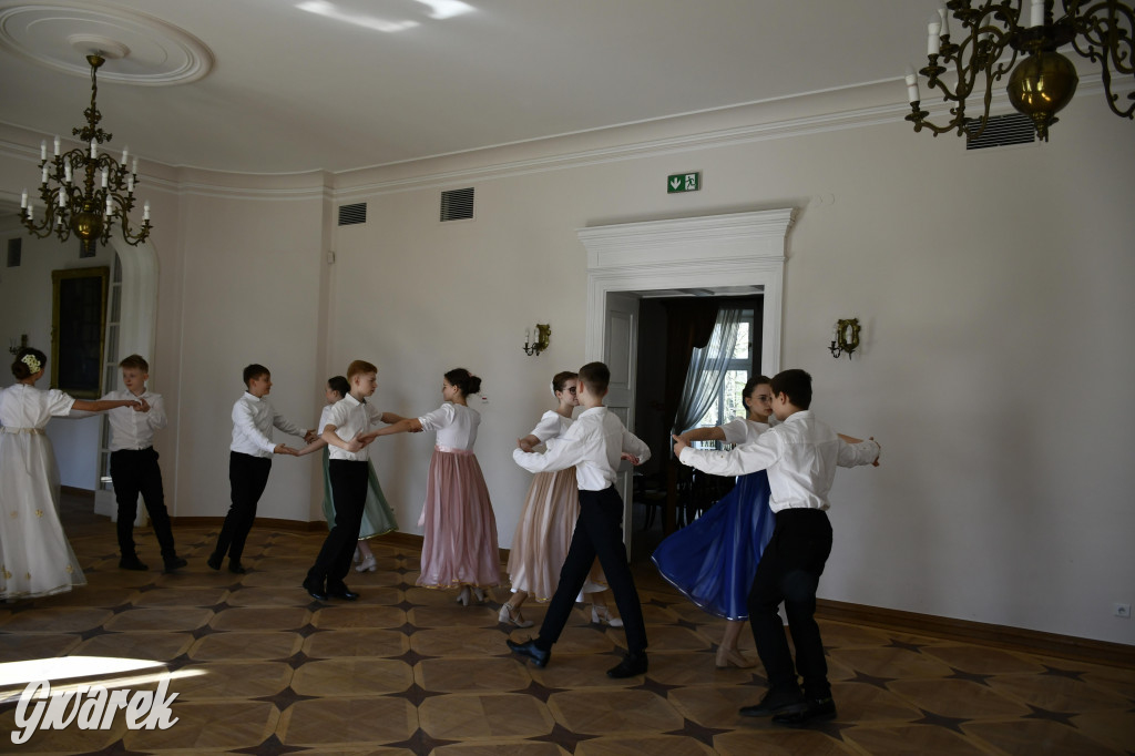 Pół roku prób i polonez uczniów Jedenastki [FOTO]