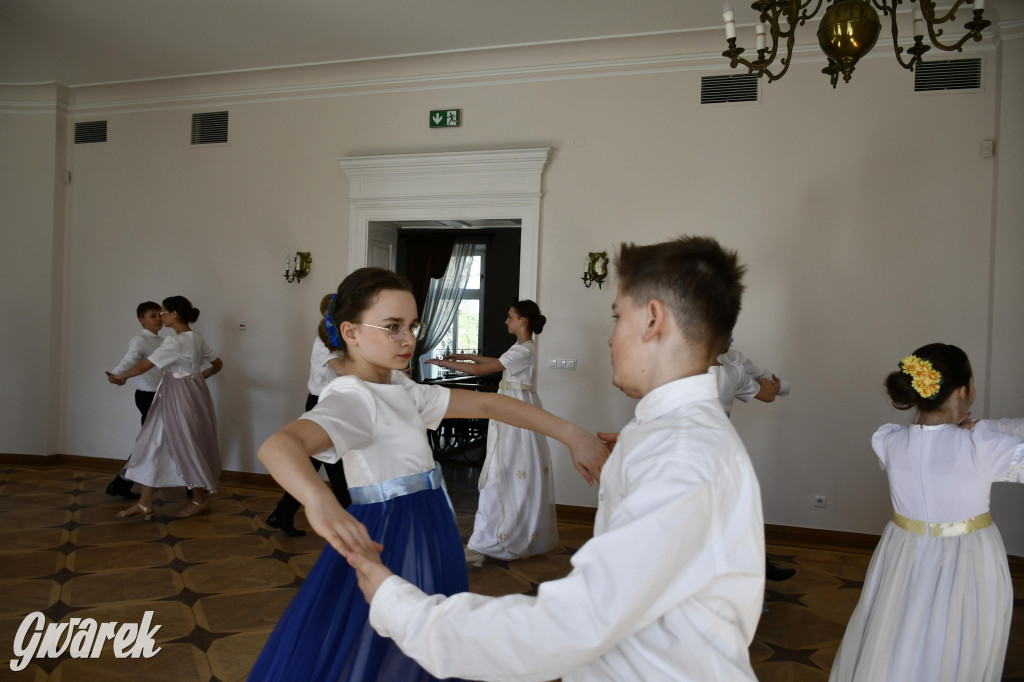 Pół roku prób i polonez uczniów Jedenastki [FOTO]