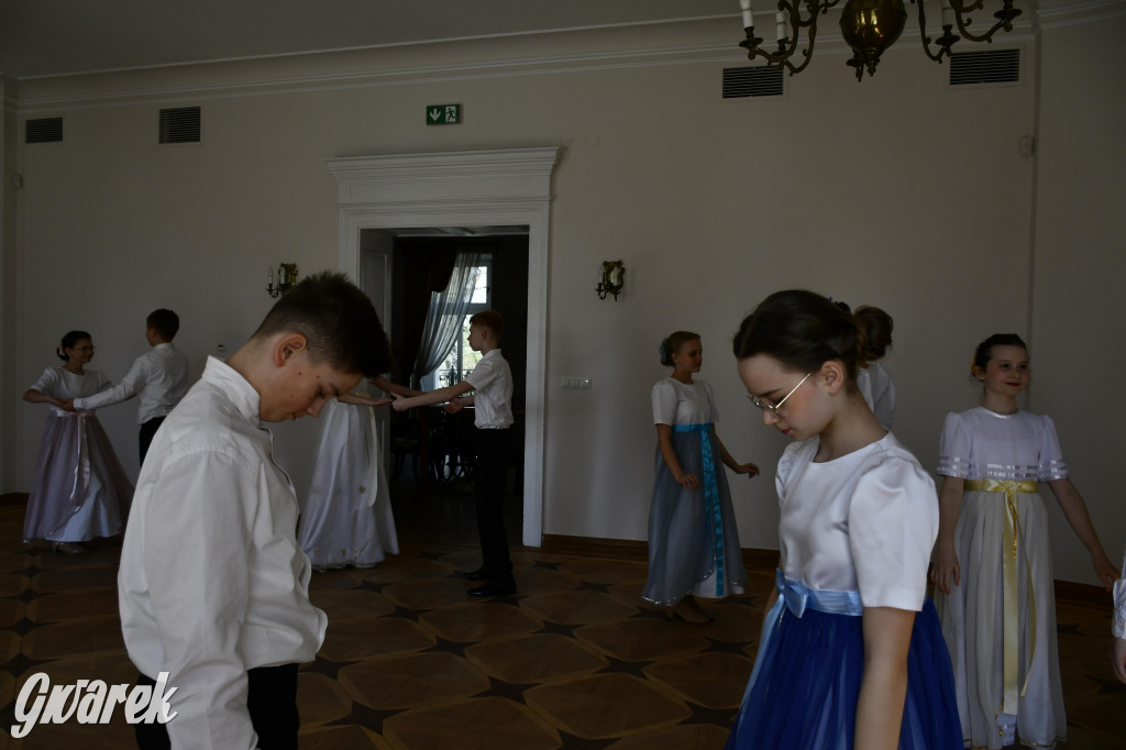 Pół roku prób i polonez uczniów Jedenastki [FOTO]