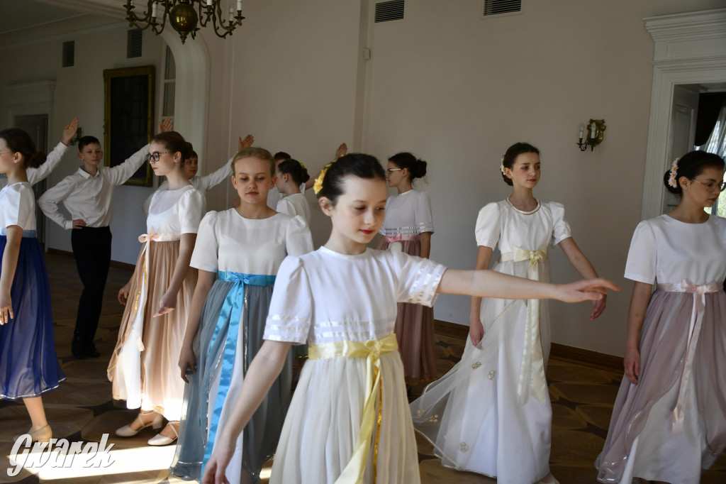 Pół roku prób i polonez uczniów Jedenastki [FOTO]