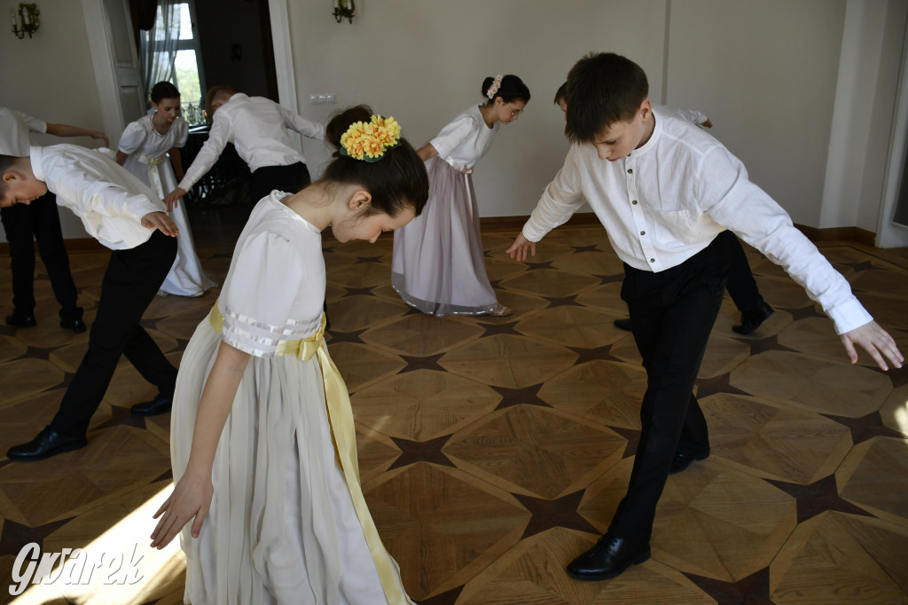 Pół roku prób i polonez uczniów Jedenastki [FOTO]