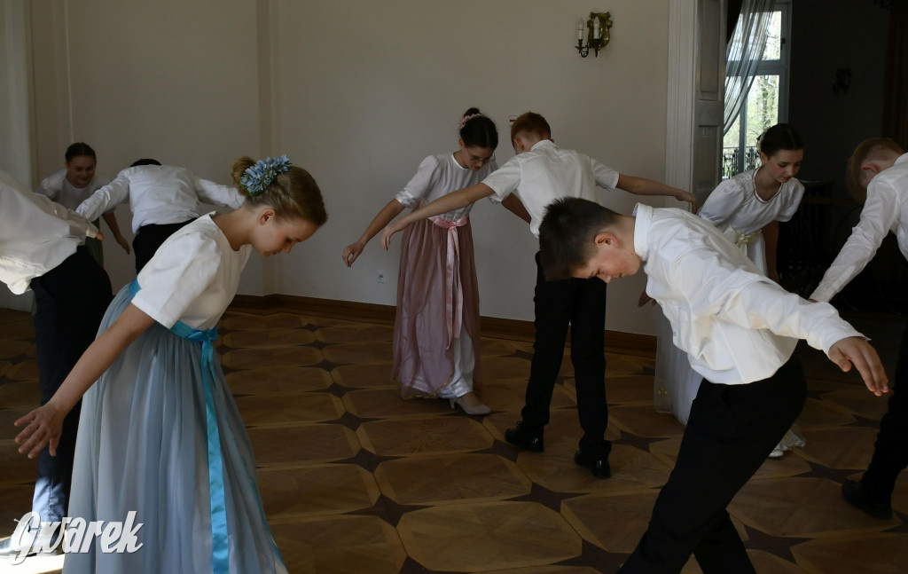 Pół roku prób i polonez uczniów Jedenastki [FOTO]